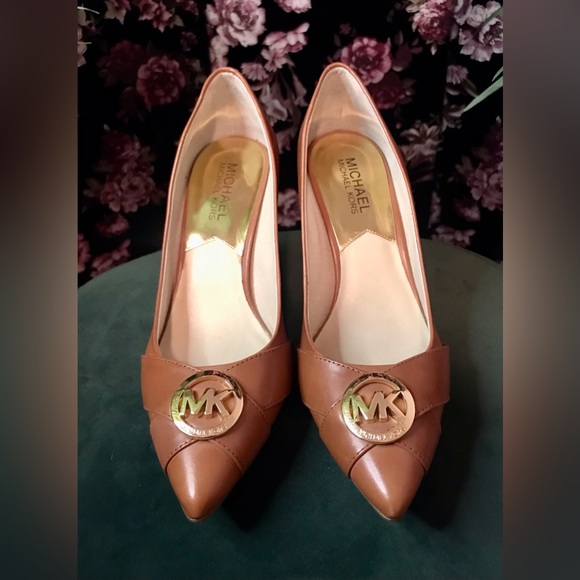 NWOT Michael Kors Warm Brown Leather Gold Toned Logo Tip 3 Inch Heels Size 6.5M - Picture 2 of 8